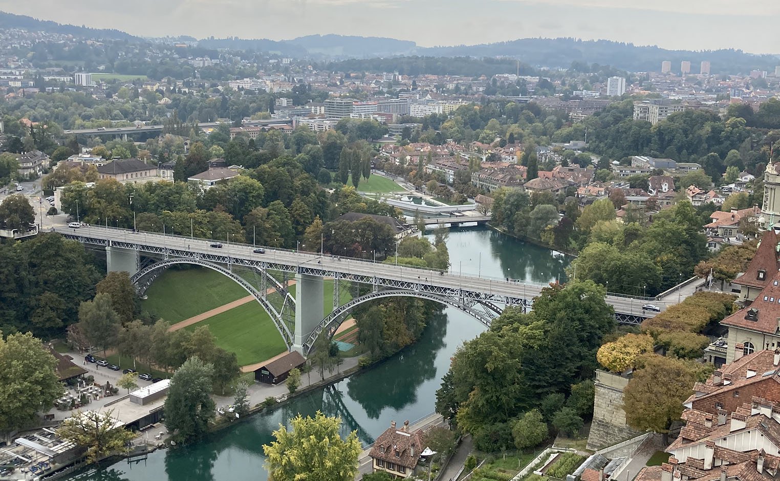 鸟瞰瑞士的一座桥