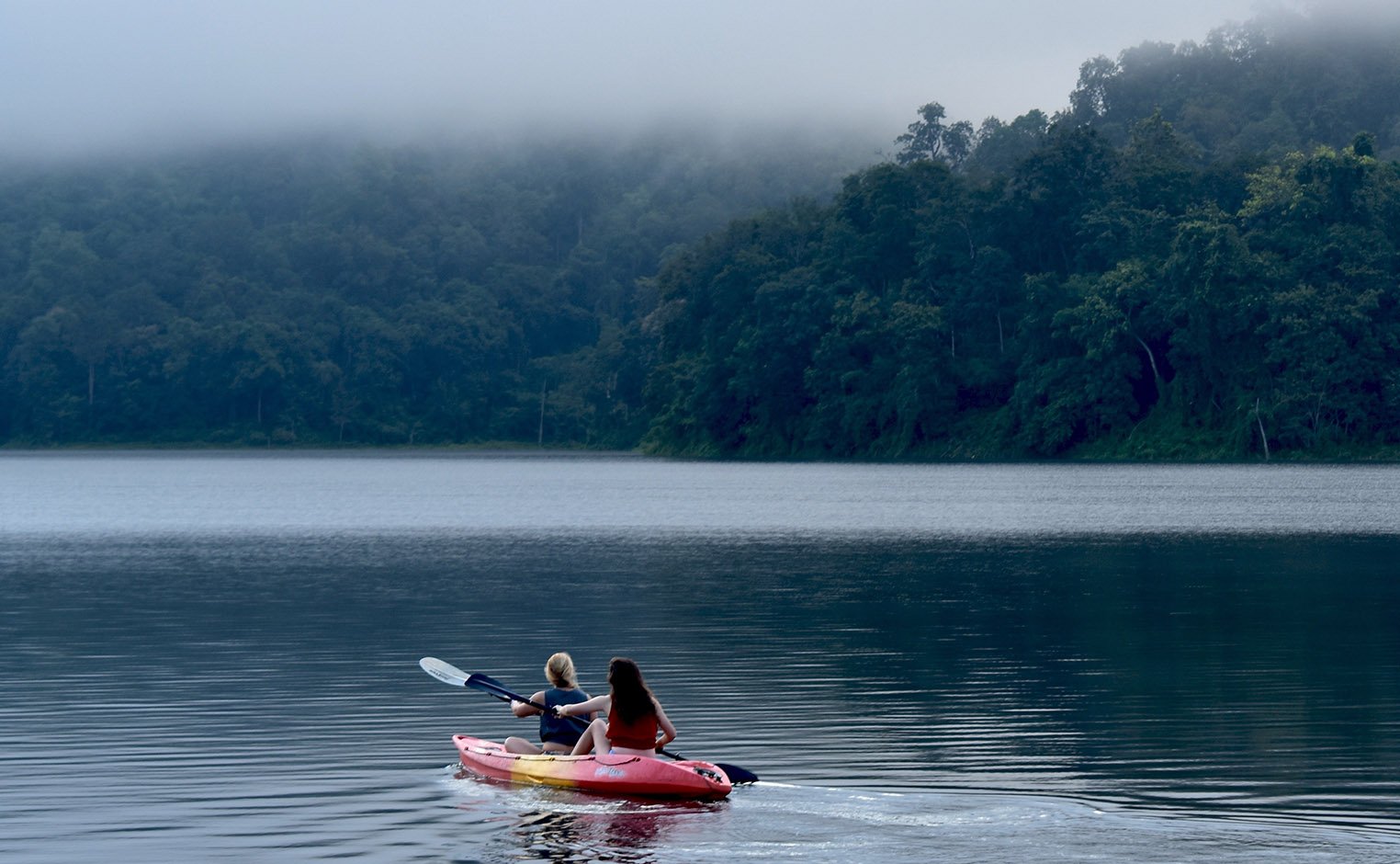 两个学生在湖上的独木舟上