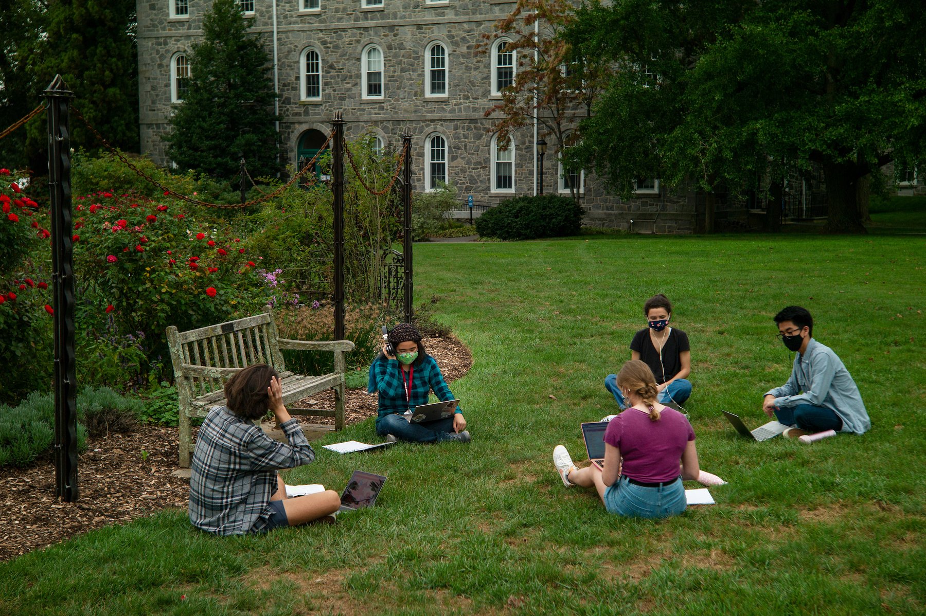 学生们一起在迪恩·邦德玫瑰园学习