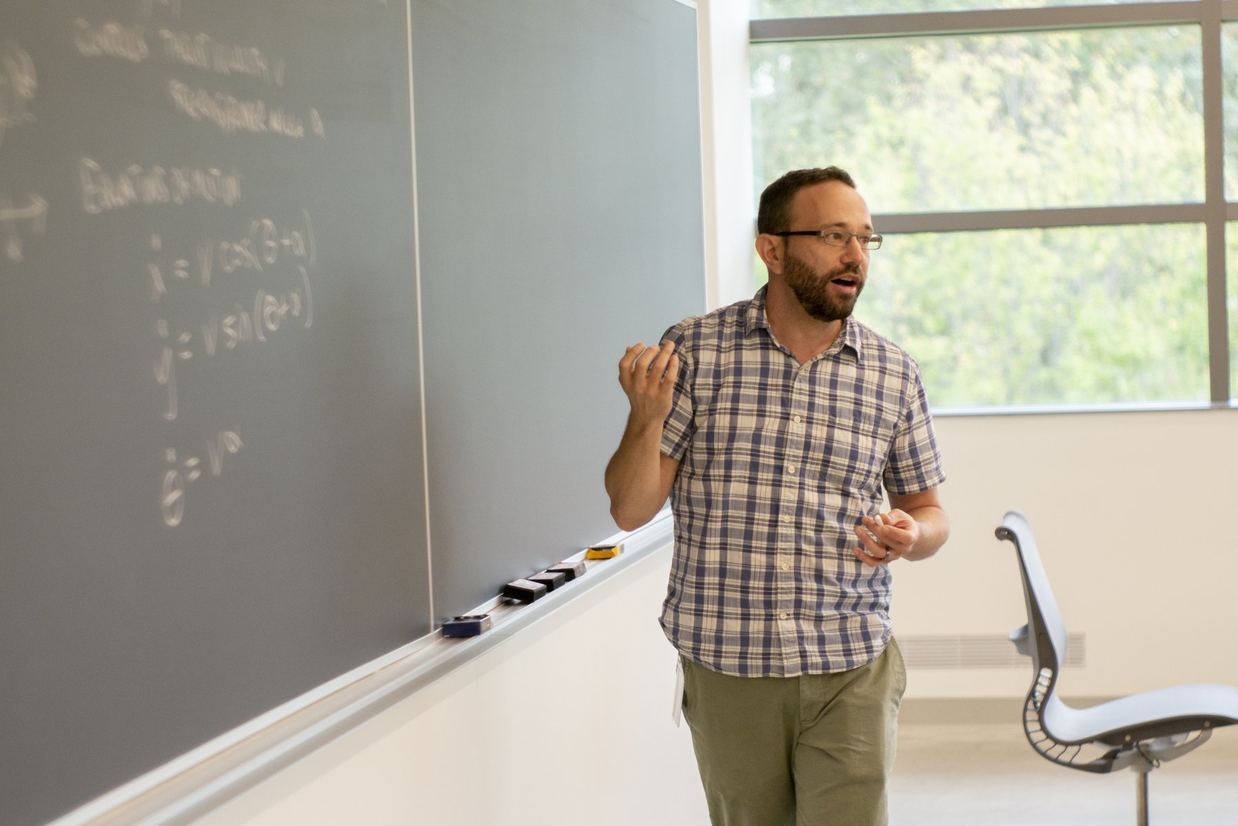 马特·朱克教授在物理研讨会上讲课。
